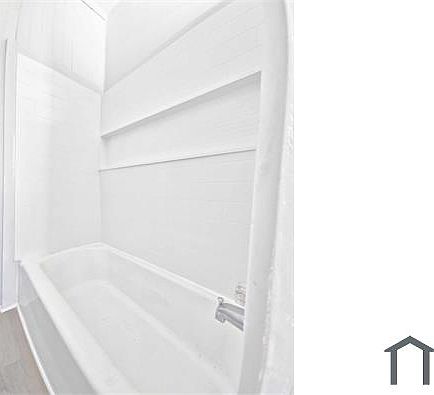 4th image of 3019 Bank St #2