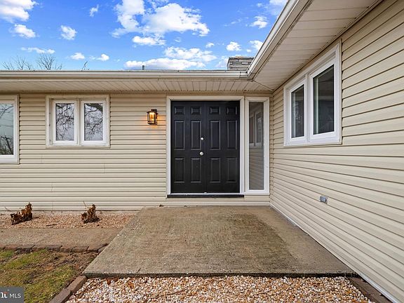 2nd image of 2122 Uniontown Rd