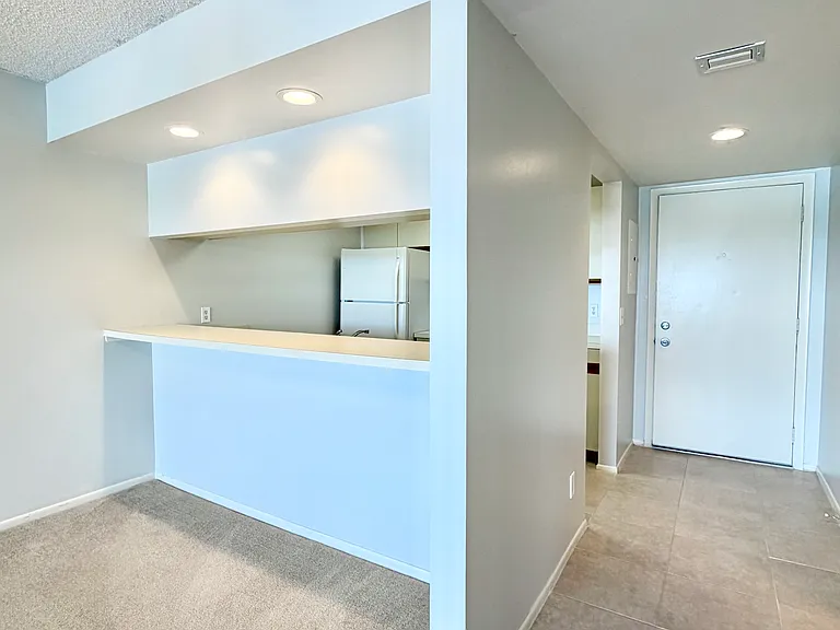 Kitchen w/ breakfast bar