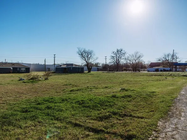 808 E 3rd St, Bonham, TX 75418