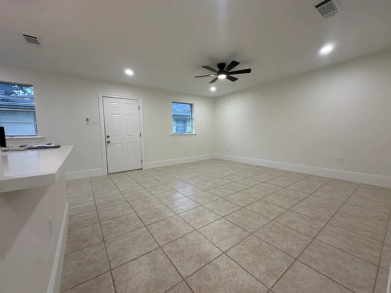 2723 Longwood Dr — Photo 11