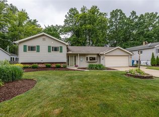 6734 Crestwood Ln, Olmsted Township, OH 44138