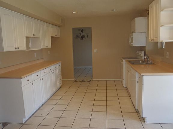 4th image of 7609 W Willow Ave
