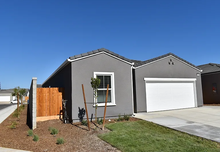 4486 N San Clemente Ave — Photo 3