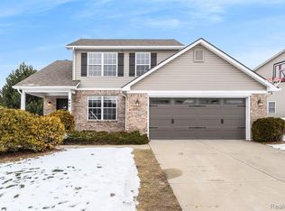 802 Maple Tree Dr, Fenton, MI 48430