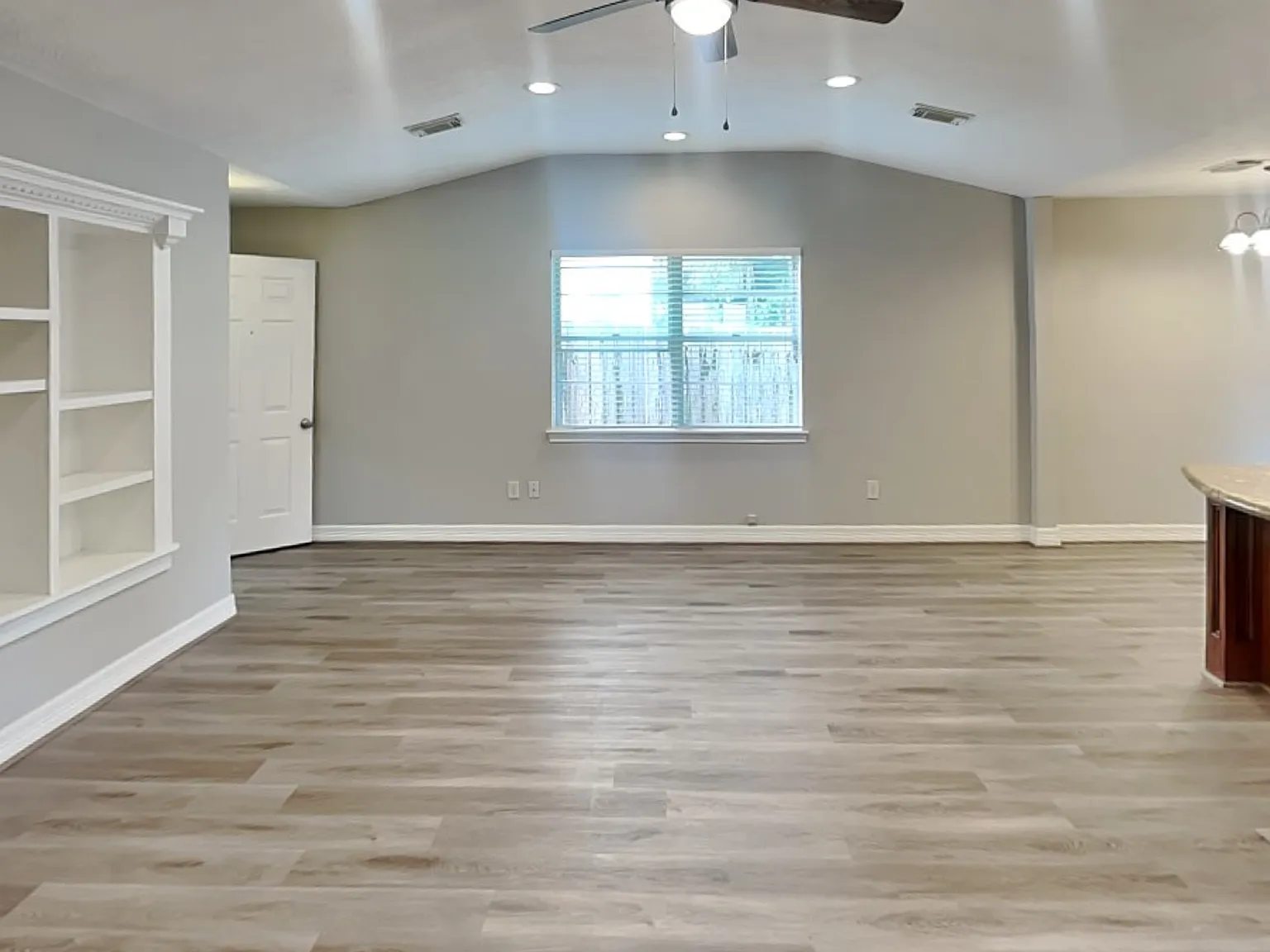 3 bed, 2.0 bath, 1410 sqft, $1,799 — Photo 3