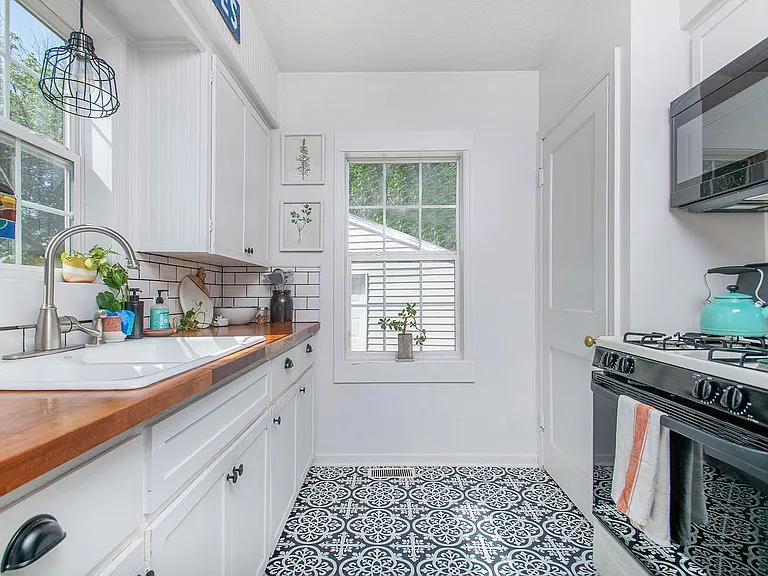 1011 Boston St SE — Photo 3
