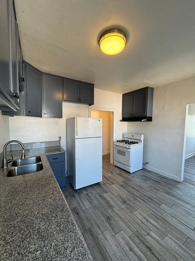 3 bed, 1.0 bath, 1200 sqft, $2,600 — Photo 4
