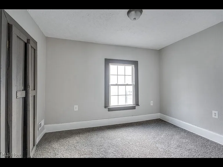 434 E Summit St — Photo 7