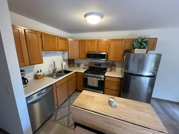 295 Woodridge Cir, South Elgin, IL