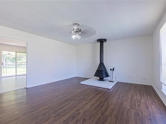3rd image of 5811 Larkspur Dr