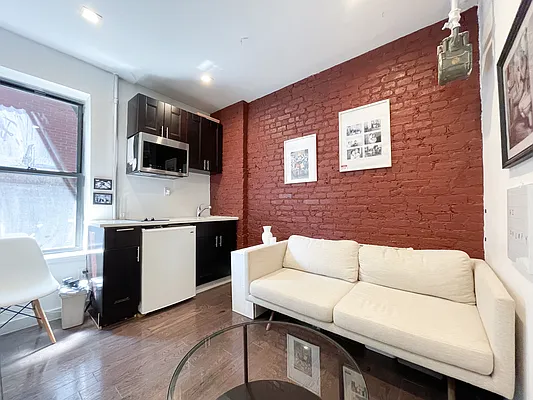 Rented by Kahen Properties | media 7