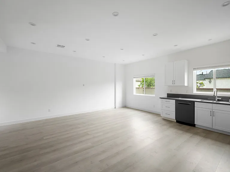 11217 Cohasset St — Photo 4