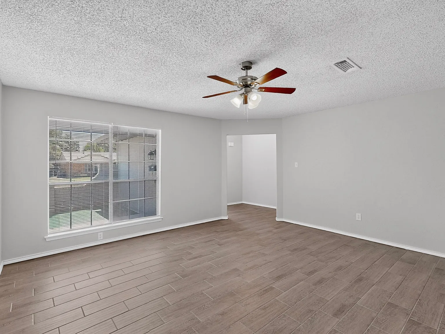 2 bed, 1077 sqft, $1,550 — Photo 4