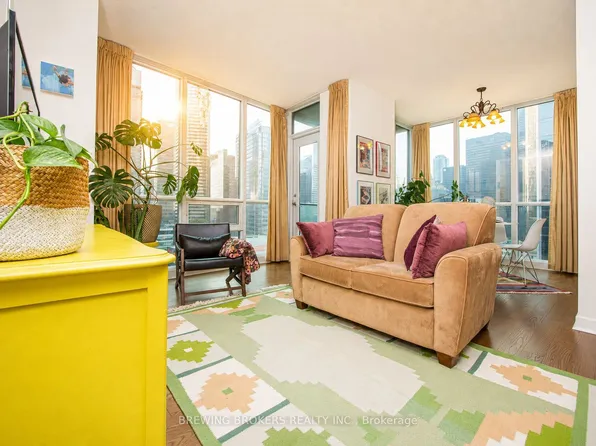 18 Harbour St Suite 1702, Toronto, ON M5J 2Z6