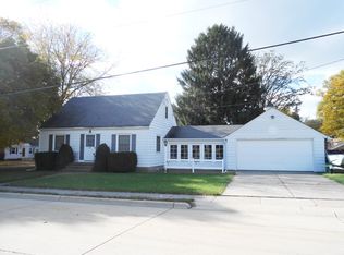 810 10th St, Bettendorf, IA 52722