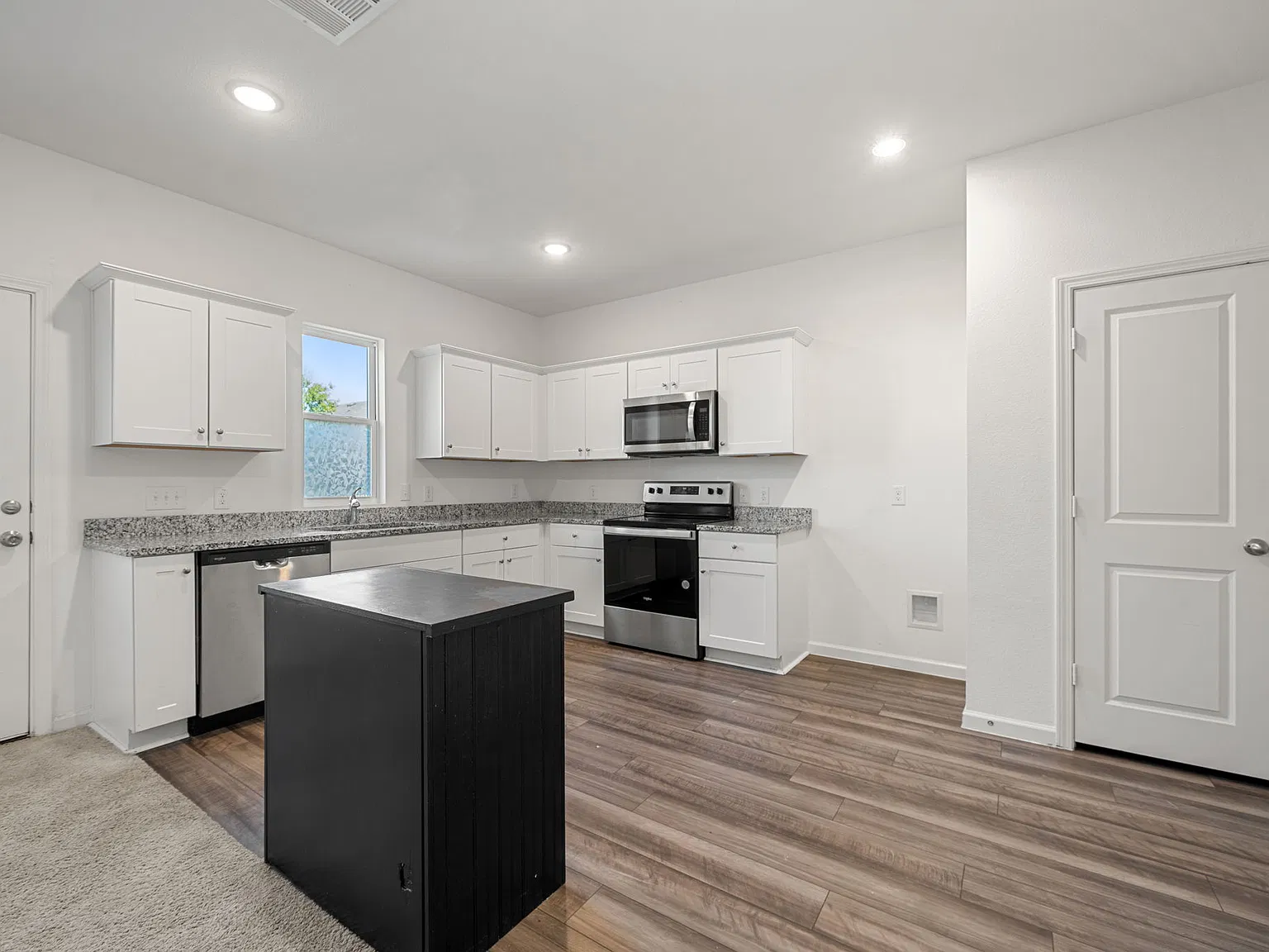 3 bed, 1605 sqft, $1,950 — Photo 3
