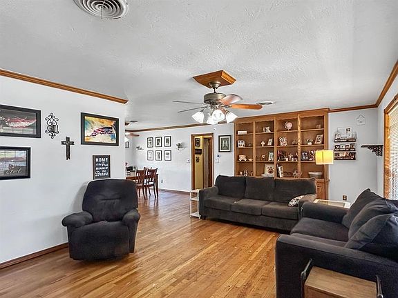 5th image of 521 E Broadway St