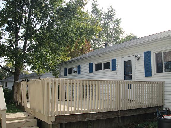 Back deck approx. 16'x18'. 
