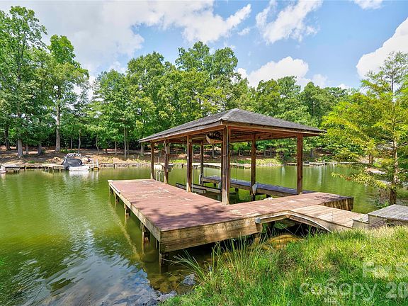 3rd image of 144 Oak Point Dr