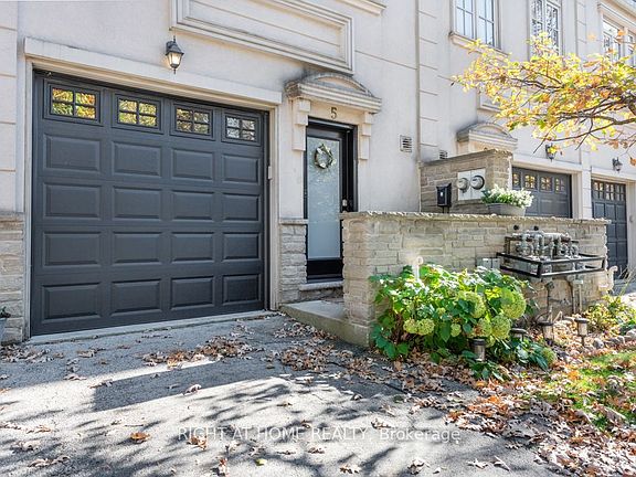 5th image of 121 Lakeshore Rd W #5
