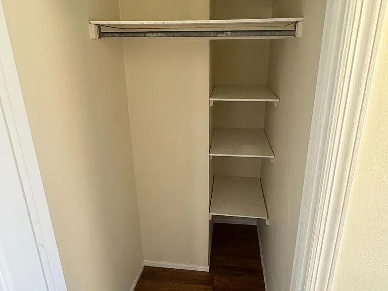 204 Livingston Ct — Photo 7