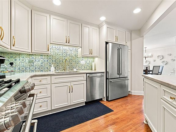 3rd image of 206 Waterside Dr