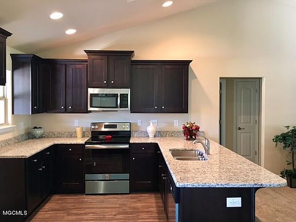 2nd image of 10560 Roundhill Dr