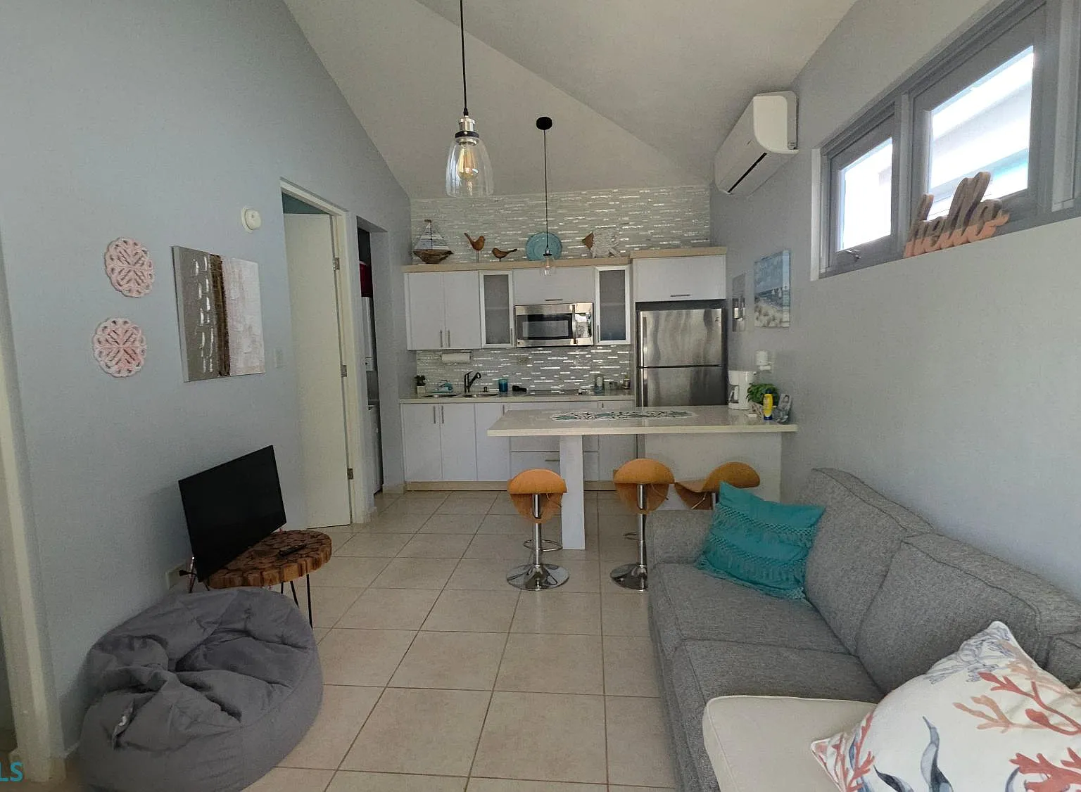 2 bed, 1.0 bath, 400 sqft, $1,400 — Photo 1