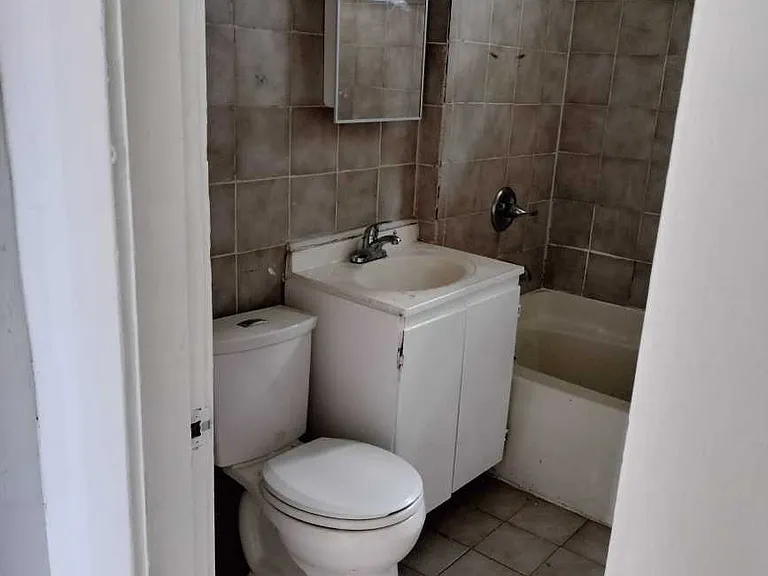 17-19 Windsor St #3 — Photo 2