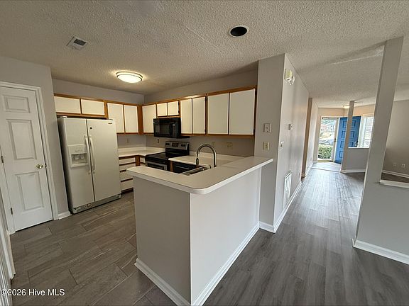4th image of 107 Breezewood Dr APT A