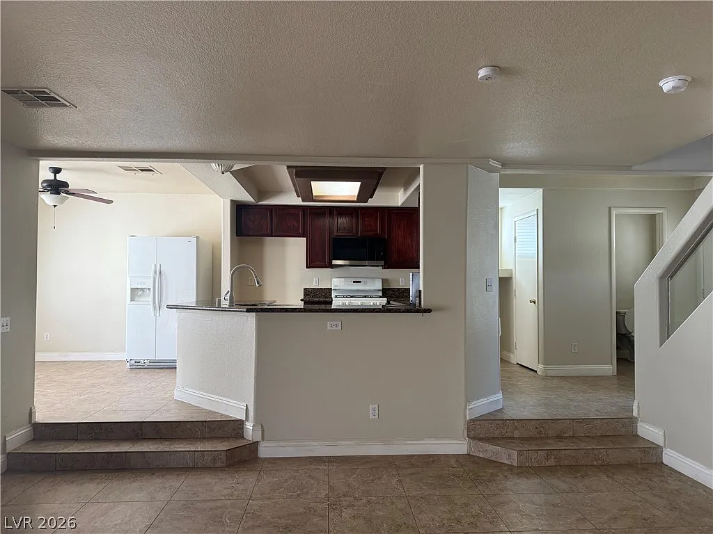 4 bed, 2.5 bath, 1741 sqft, $1,900 — Photo 4