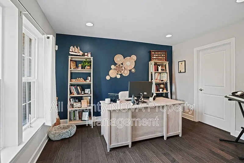 3 bed, 2.5 bath, 2400 sqft, $3,200 — Photo 4
