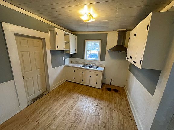 5th image of 3849 Alexander Ave
