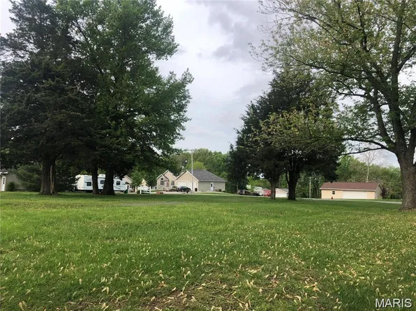 504 Julie Ann Dr, Saint Elmo, IL 62458