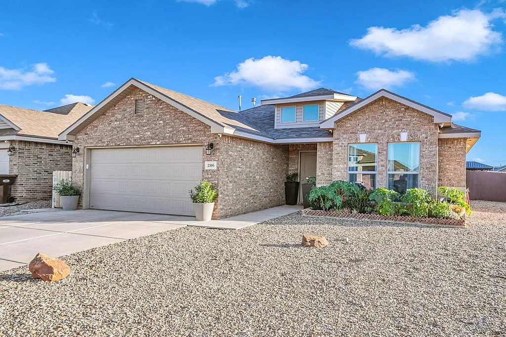 3 bed, 2.0 bath, 1656 sqft, $3,200 — Photo 3