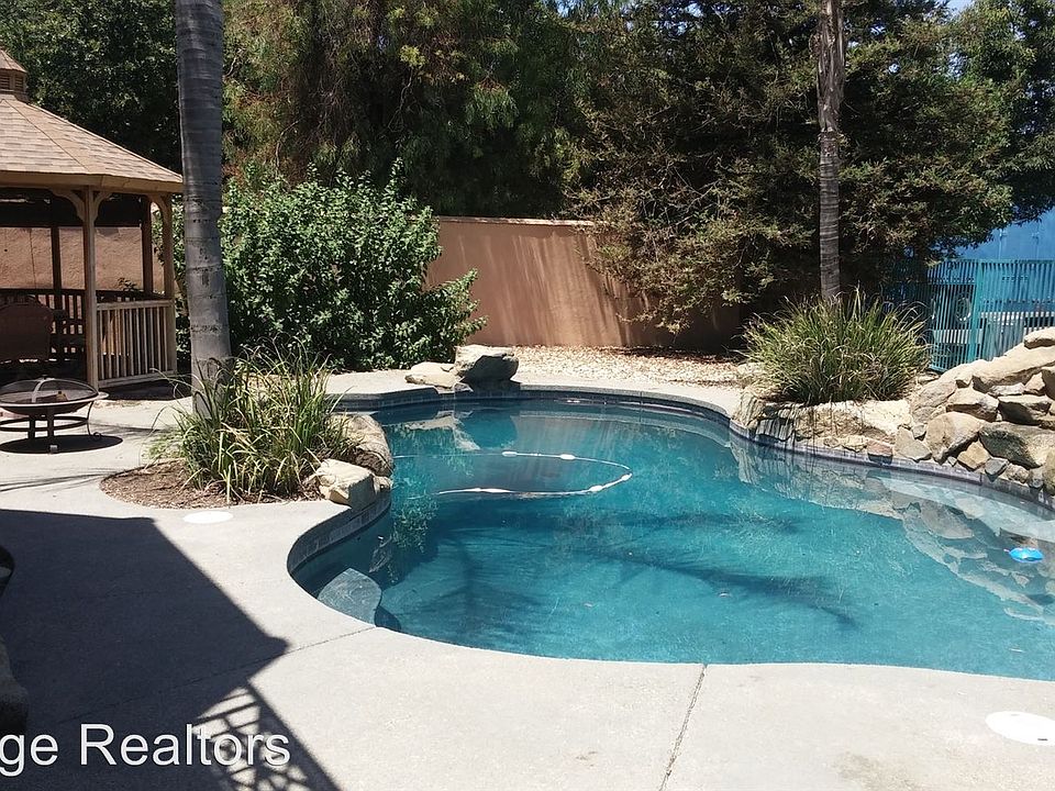1st image of 260 Lake Dr