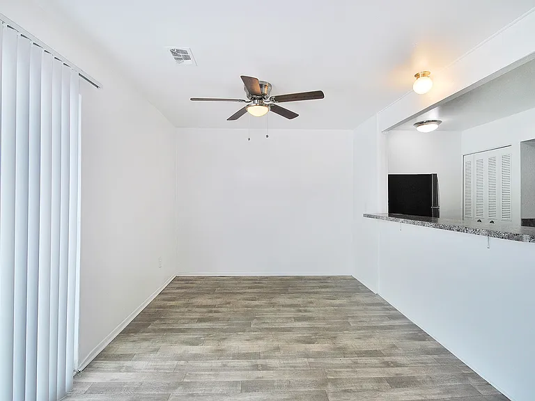 Woodcrest Apartments — Photo 14