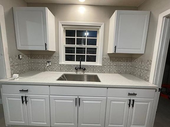 4th image of 1066 E 8th St