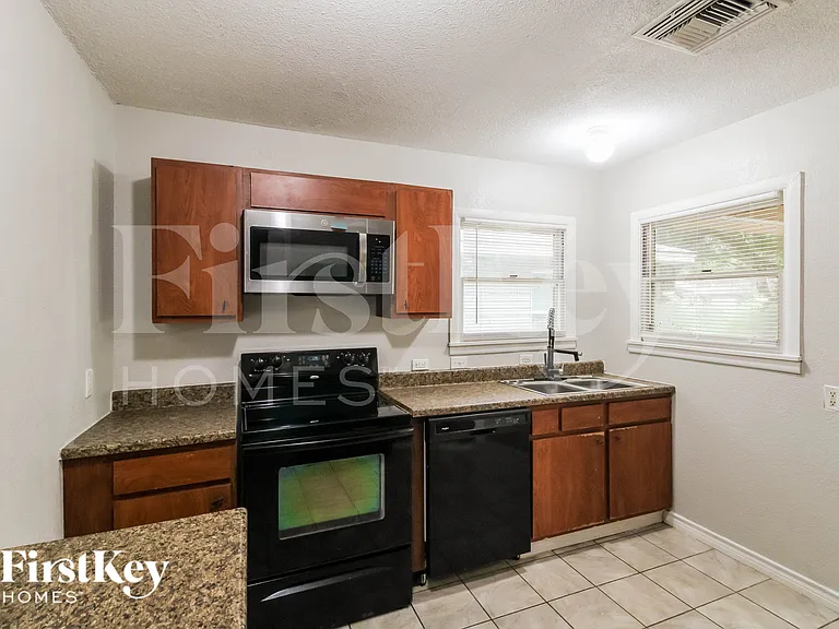 1108 W Camp Cir — Photo 9