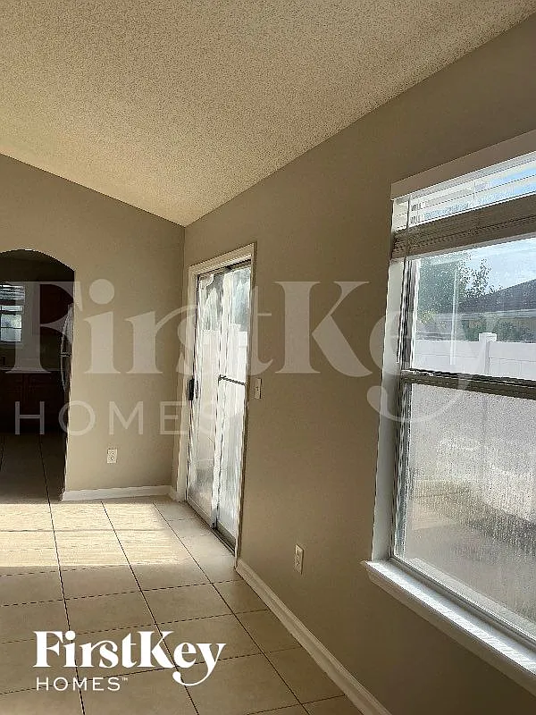 3 bed, 2.0 bath, 1268 sqft, $2,170 — Photo 2