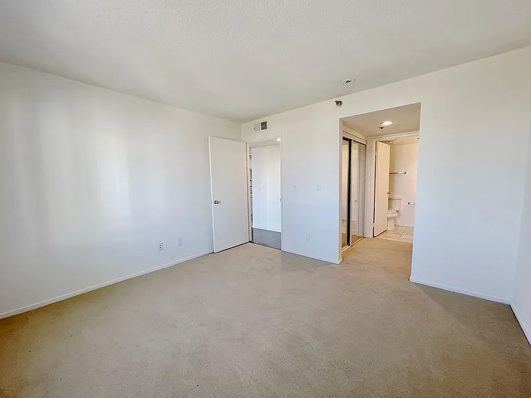 Midvale Towers — Photo 260