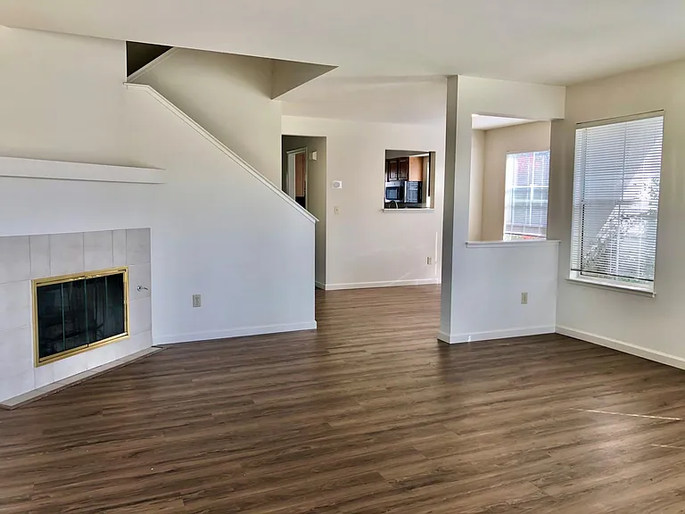 830 E Dana St — Photo 2
