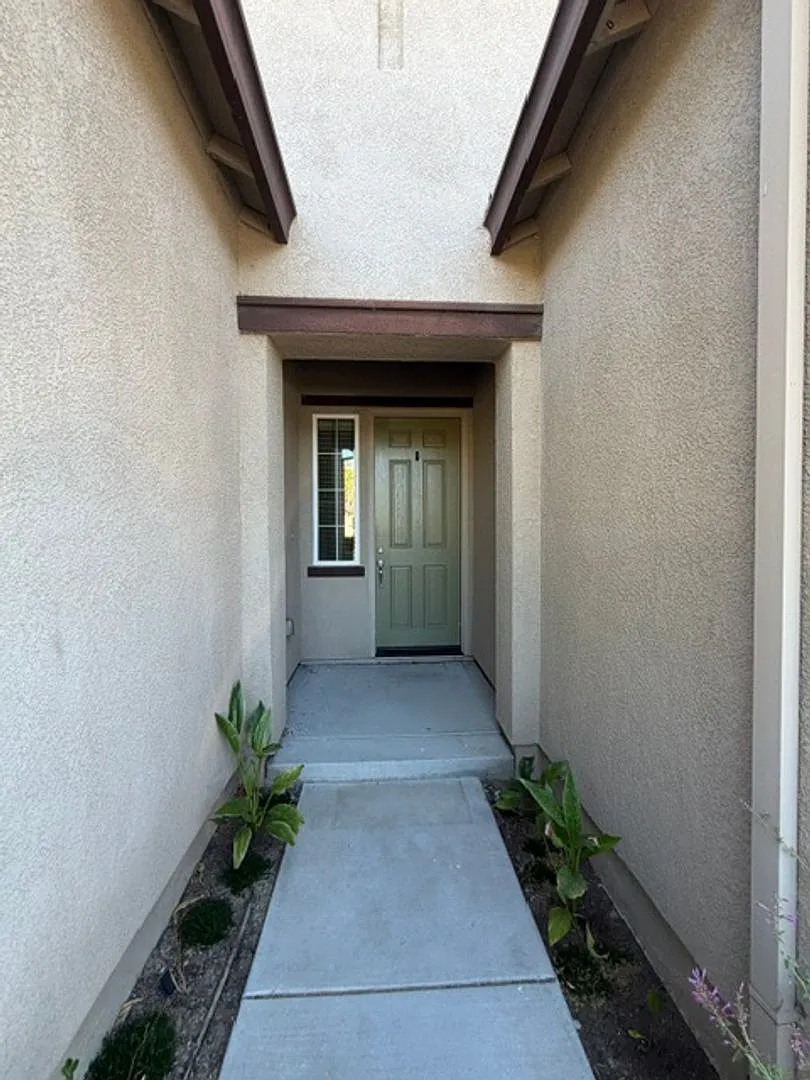 Beautiful 3 Bedroom and 2 Bathroom Home in Natomas $2,895.00 — Photo 2