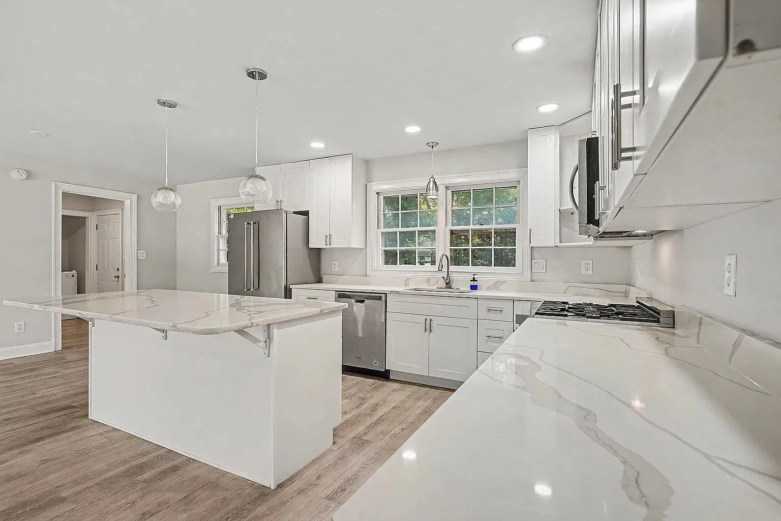 3 bed, 1354 sqft, $3,300 — Photo 4