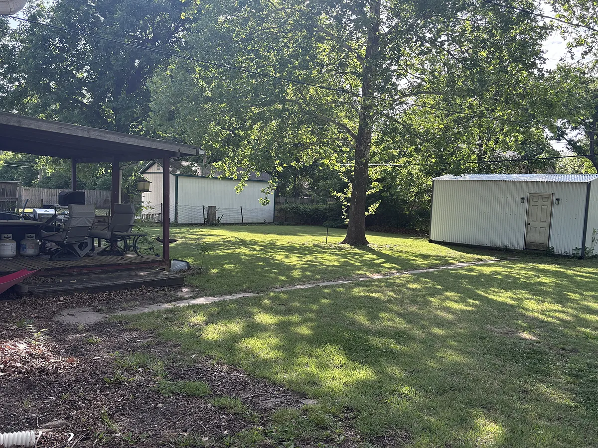 Building Photo - 2714 E Glen Oaks Dr
