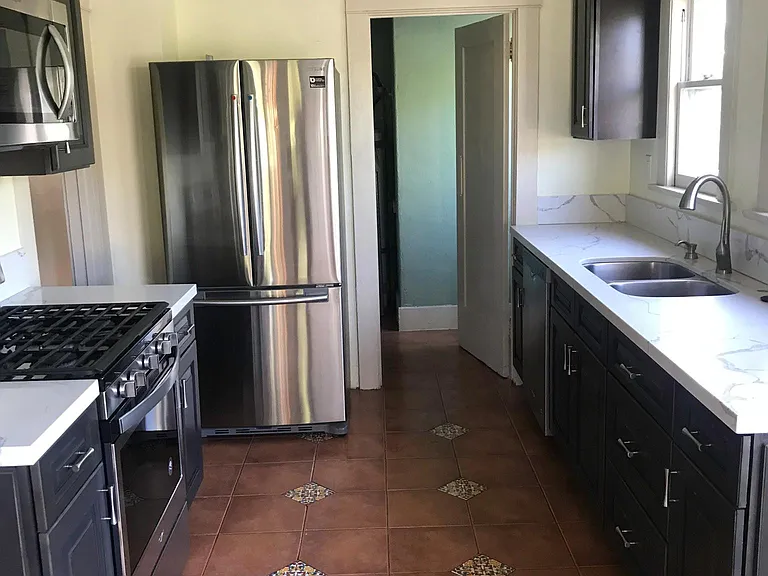 2703 Kenwood Ave — Photo 16
