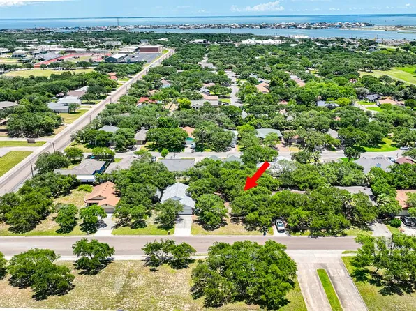 1510 N Live Oak St, Rockport, TX 78382