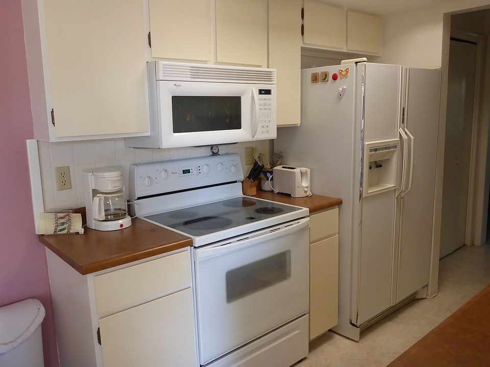 Kitchen w/ flat top stove