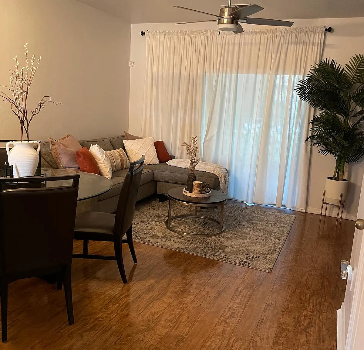 2 bed, 2.5 bath, 1076 sqft, $1,695 — Photo 2